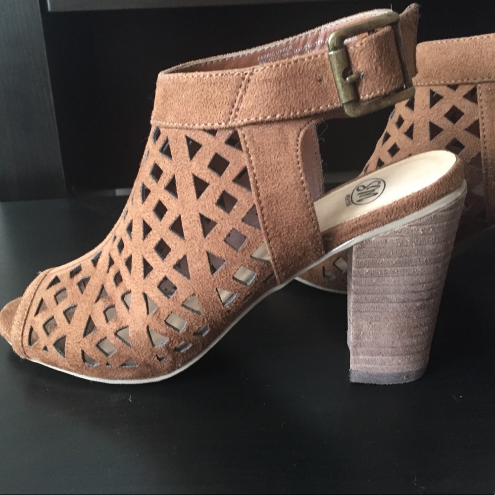 Brown/tab sandals with stacked heel